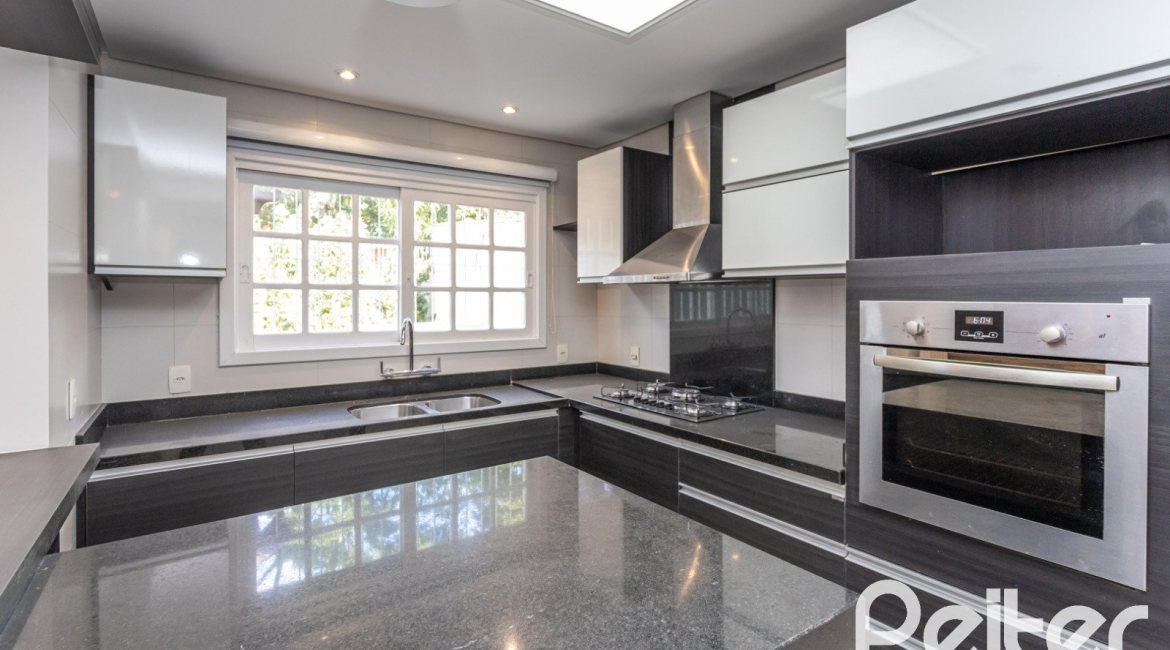 Casa à venda com 260m², 4 dormitórios, 1 suíte, 3 vagas, no bairro Ipanema em Porto Alegre