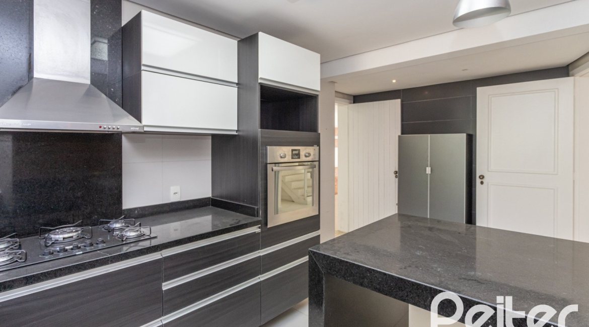 Casa à venda com 260m², 4 dormitórios, 1 suíte, 3 vagas, no bairro Ipanema em Porto Alegre