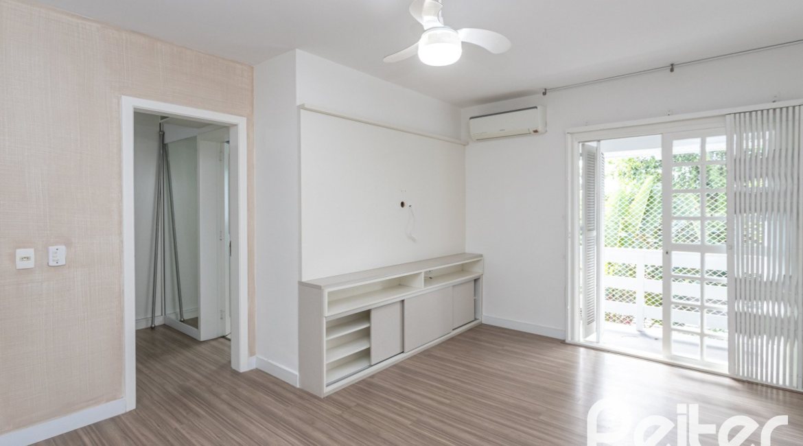 Casa à venda com 260m², 4 dormitórios, 1 suíte, 3 vagas, no bairro Ipanema em Porto Alegre