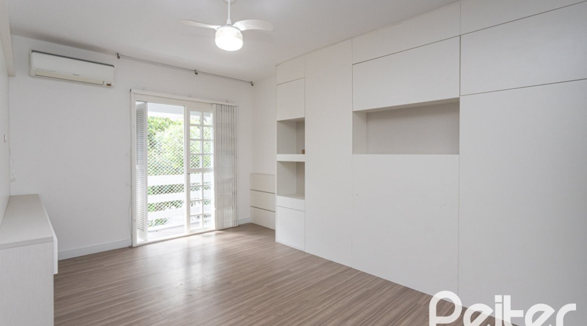Casa à venda com 260m², 4 dormitórios, 1 suíte, 3 vagas, no bairro Ipanema em Porto Alegre