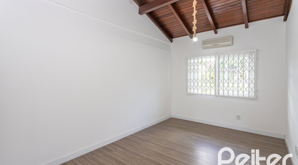 Casa à venda com 260m², 4 dormitórios, 1 suíte, 3 vagas, no bairro Ipanema em Porto Alegre