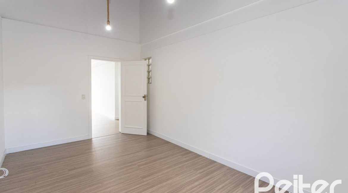 Casa à venda com 260m², 4 dormitórios, 1 suíte, 3 vagas, no bairro Ipanema em Porto Alegre