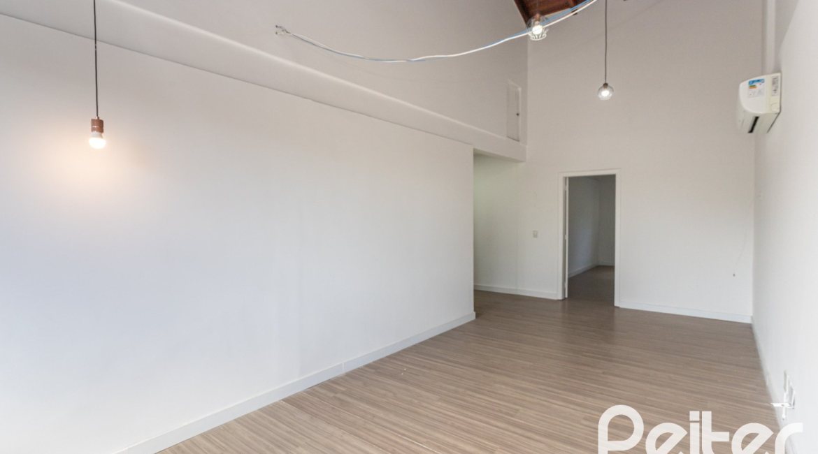 Casa à venda com 260m², 4 dormitórios, 1 suíte, 3 vagas, no bairro Ipanema em Porto Alegre