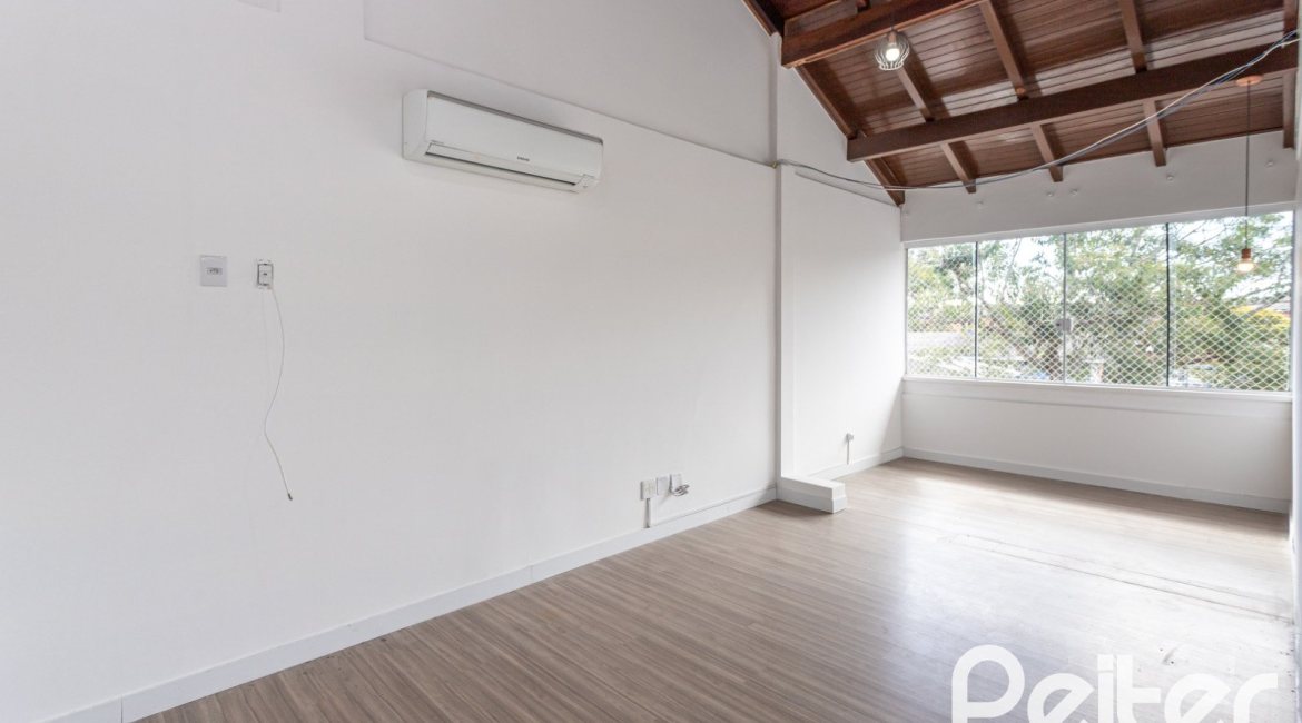 Casa à venda com 260m², 4 dormitórios, 1 suíte, 3 vagas, no bairro Ipanema em Porto Alegre