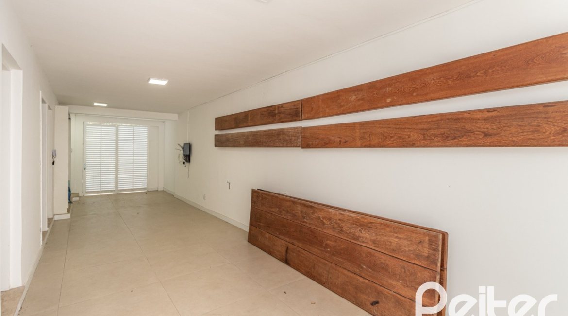 Casa à venda com 260m², 4 dormitórios, 1 suíte, 3 vagas, no bairro Ipanema em Porto Alegre