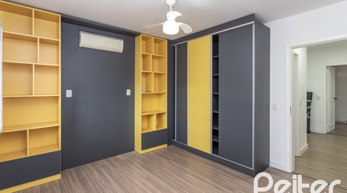 Casa à venda com 260m², 4 dormitórios, 1 suíte, 3 vagas, no bairro Ipanema em Porto Alegre