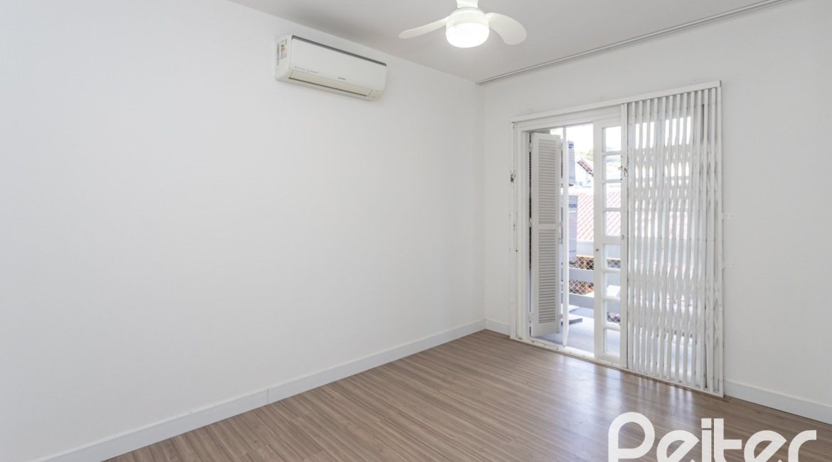 Casa à venda com 260m², 4 dormitórios, 1 suíte, 3 vagas, no bairro Ipanema em Porto Alegre