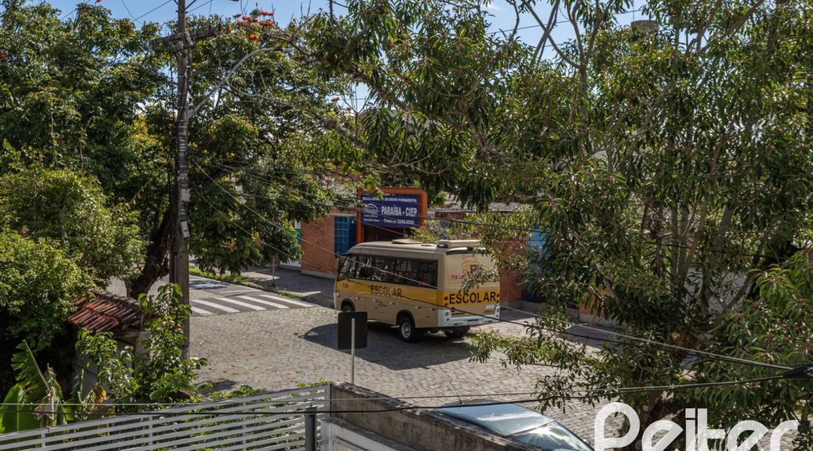 Casa à venda com 260m², 4 dormitórios, 1 suíte, 3 vagas, no bairro Ipanema em Porto Alegre