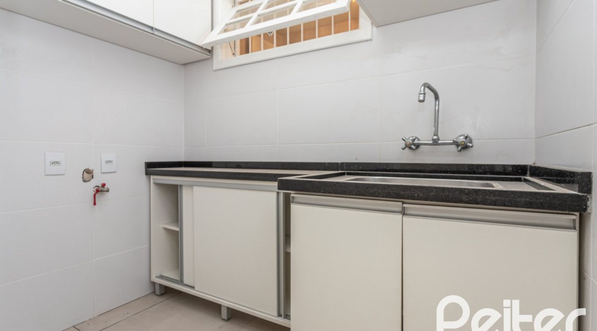 Casa à venda com 260m², 4 dormitórios, 1 suíte, 3 vagas, no bairro Ipanema em Porto Alegre