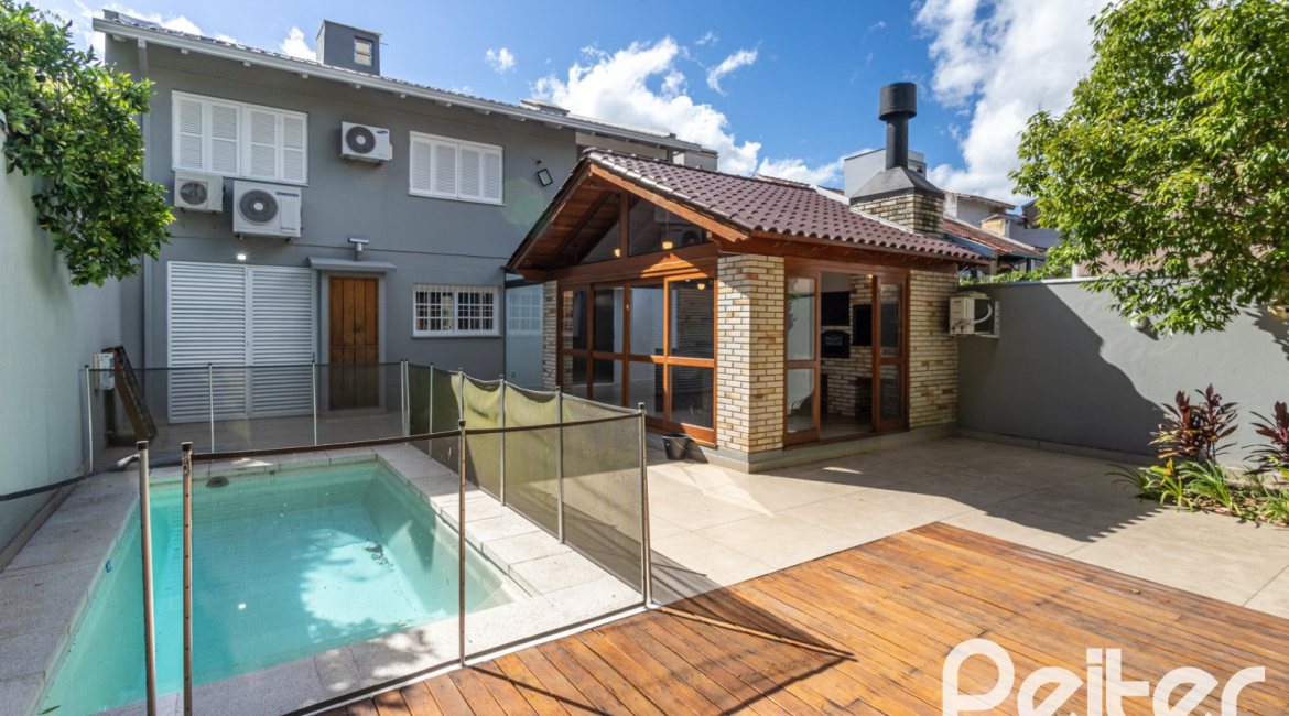 Casa à venda com 260m², 4 dormitórios, 1 suíte, 3 vagas, no bairro Ipanema em Porto Alegre