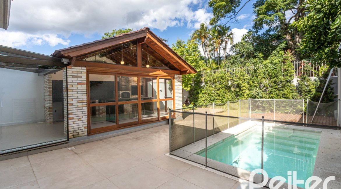 Casa à venda com 260m², 4 dormitórios, 1 suíte, 3 vagas, no bairro Ipanema em Porto Alegre