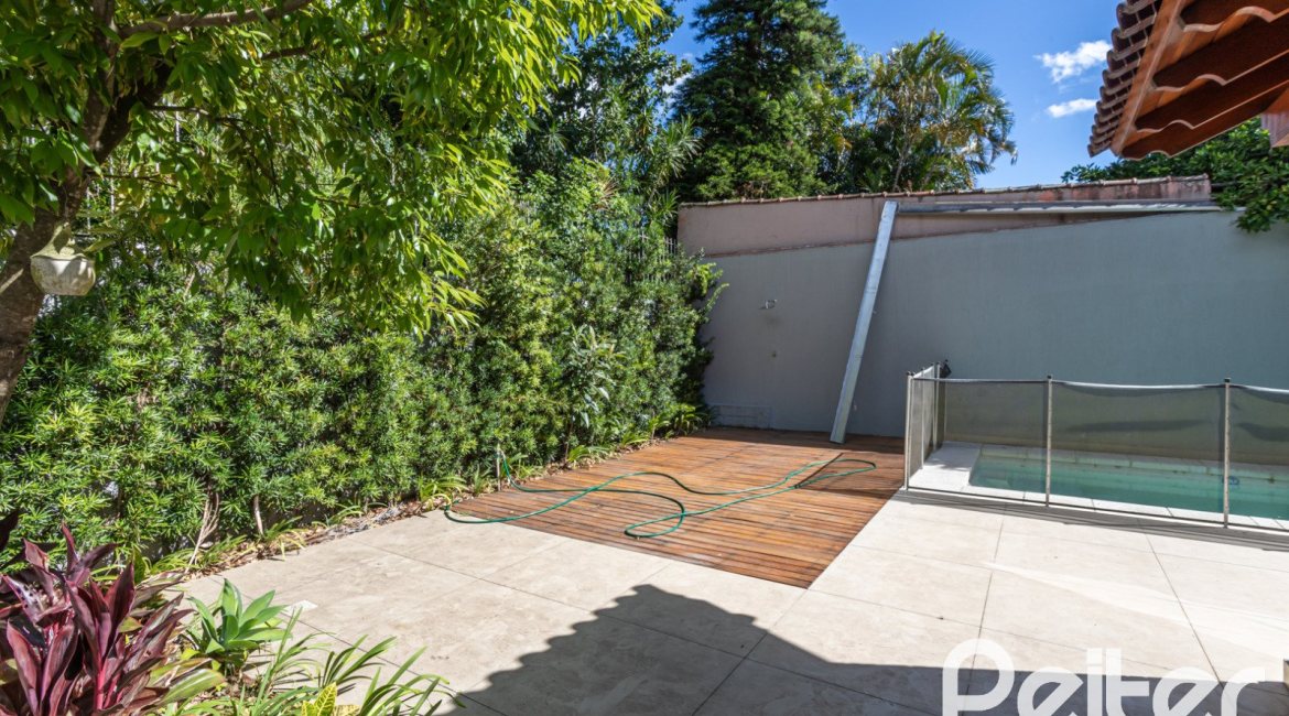 Casa à venda com 260m², 4 dormitórios, 1 suíte, 3 vagas, no bairro Ipanema em Porto Alegre