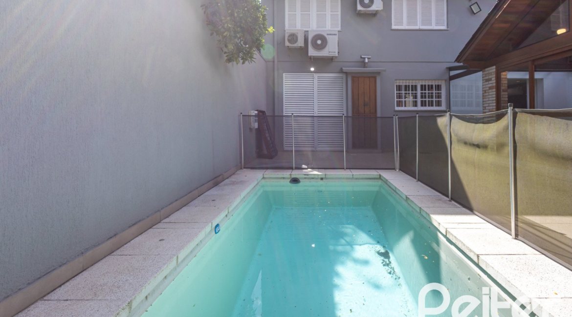 Casa à venda com 260m², 4 dormitórios, 1 suíte, 3 vagas, no bairro Ipanema em Porto Alegre