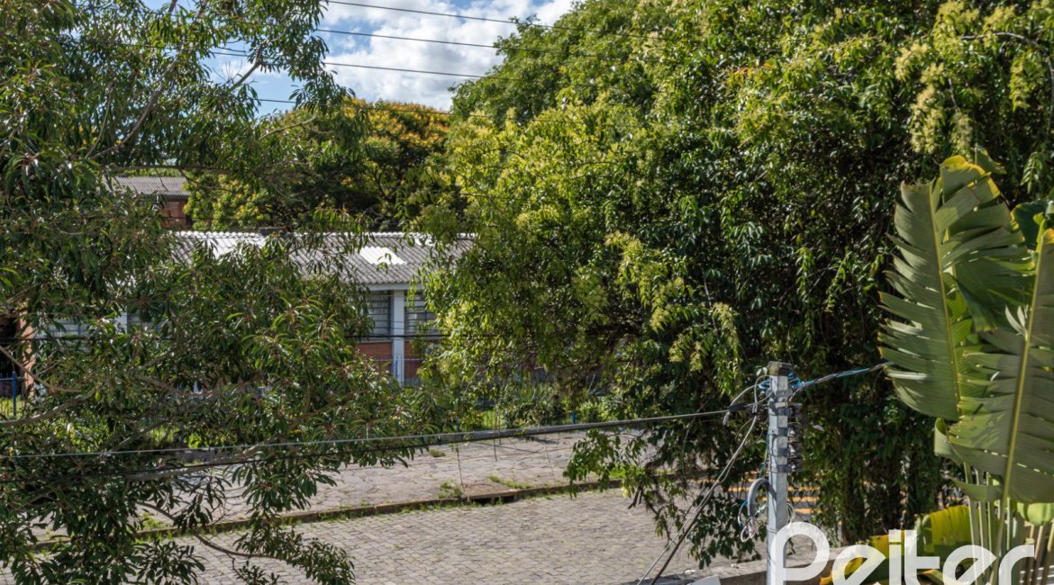 Casa à venda com 260m², 4 dormitórios, 1 suíte, 3 vagas, no bairro Ipanema em Porto Alegre