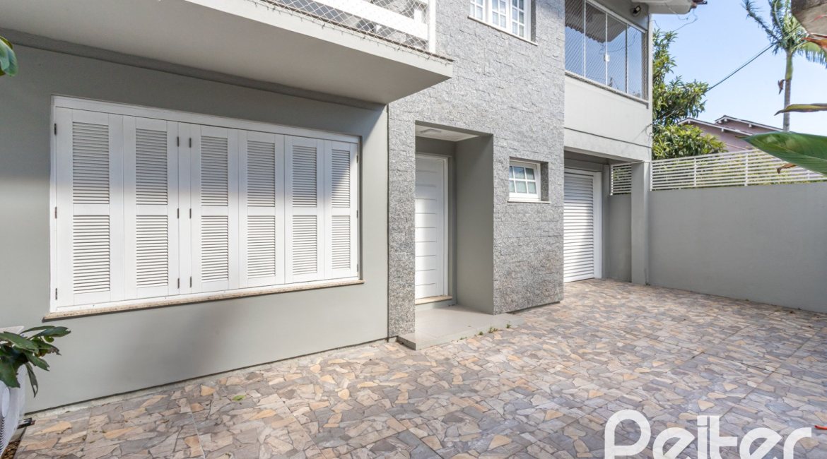 Casa à venda com 260m², 4 dormitórios, 1 suíte, 3 vagas, no bairro Ipanema em Porto Alegre