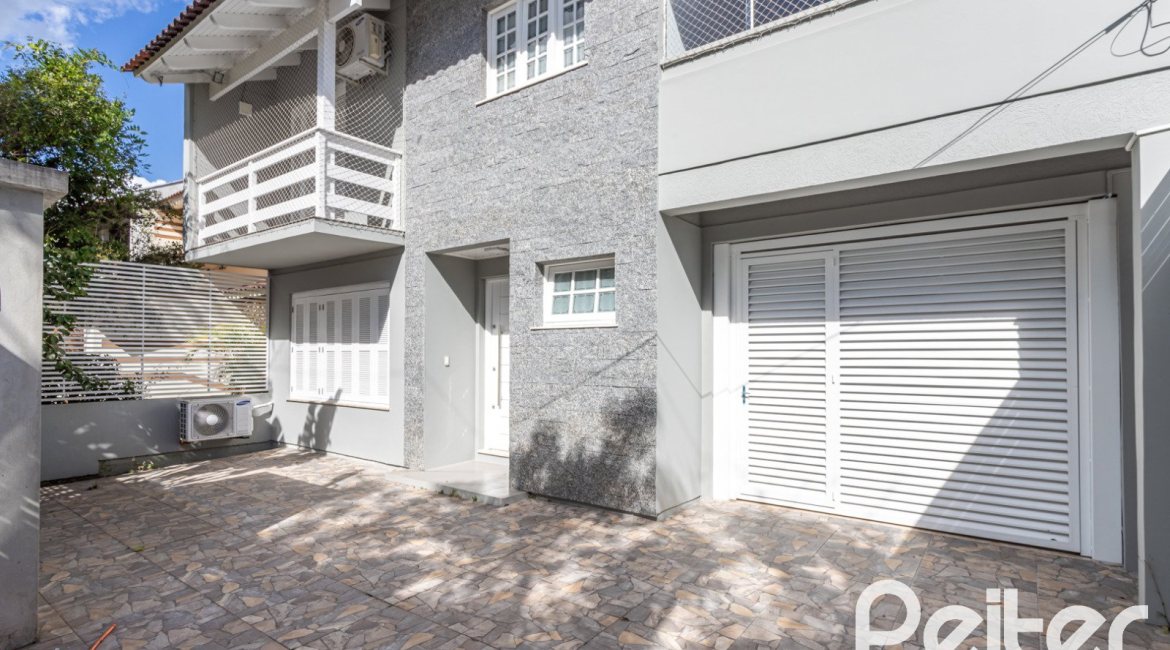 Casa à venda com 260m², 4 dormitórios, 1 suíte, 3 vagas, no bairro Ipanema em Porto Alegre