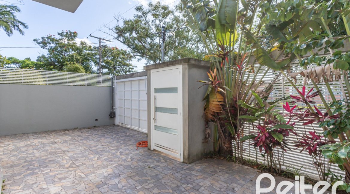 Casa à venda com 260m², 4 dormitórios, 1 suíte, 3 vagas, no bairro Ipanema em Porto Alegre