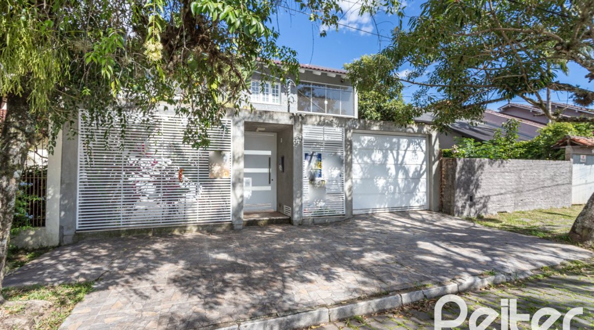 Casa à venda com 260m², 4 dormitórios, 1 suíte, 3 vagas, no bairro Ipanema em Porto Alegre