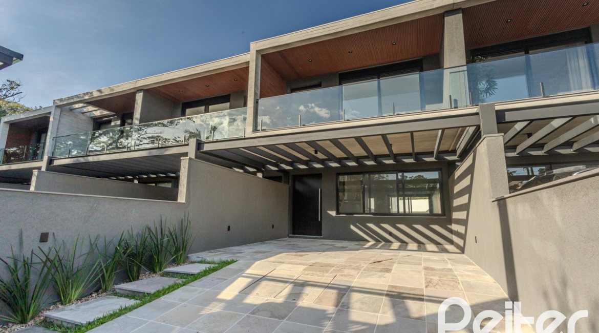 Casa à venda com 321m², 3 dormitórios, 3 suítes, 2 vagas, no bairro Vila Assunção em Porto Alegre