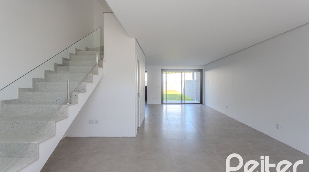Casa à venda com 321m², 3 dormitórios, 3 suítes, 2 vagas, no bairro Vila Assunção em Porto Alegre