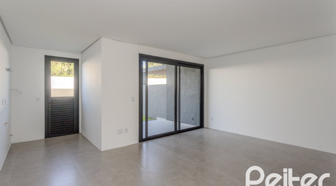Casa à venda com 321m², 3 dormitórios, 3 suítes, 2 vagas, no bairro Vila Assunção em Porto Alegre