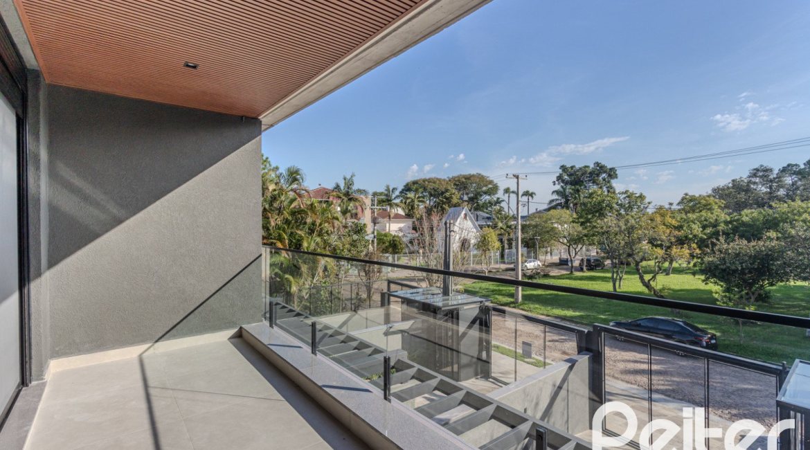Casa à venda com 321m², 3 dormitórios, 3 suítes, 2 vagas, no bairro Vila Assunção em Porto Alegre