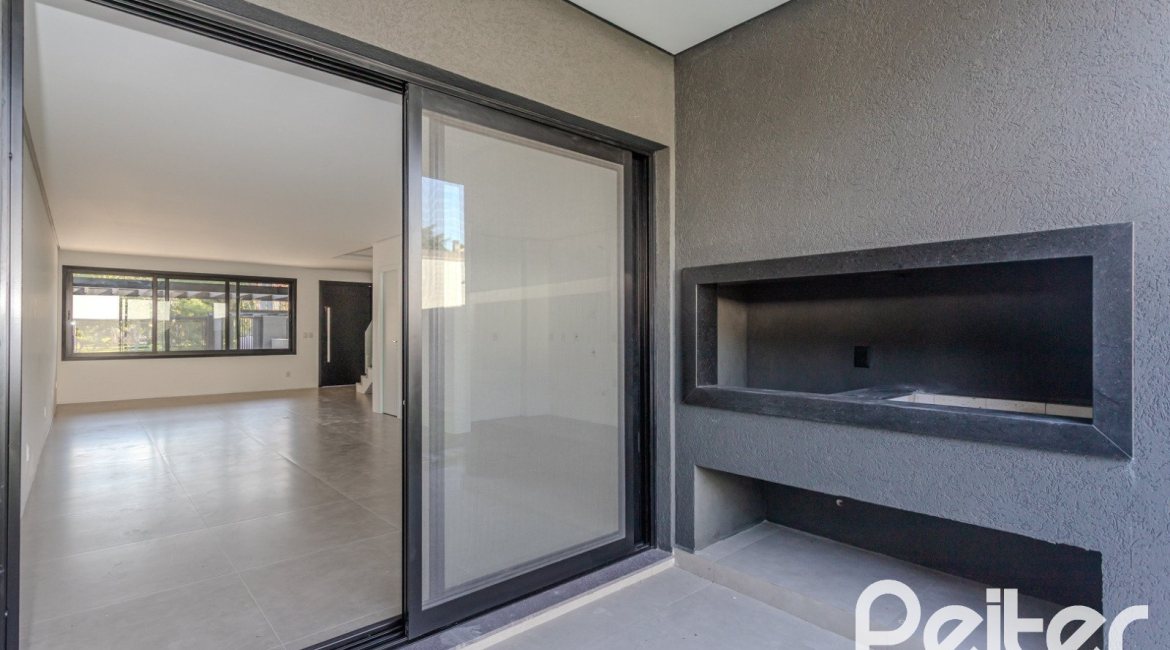 Casa à venda com 321m², 3 dormitórios, 3 suítes, 2 vagas, no bairro Vila Assunção em Porto Alegre