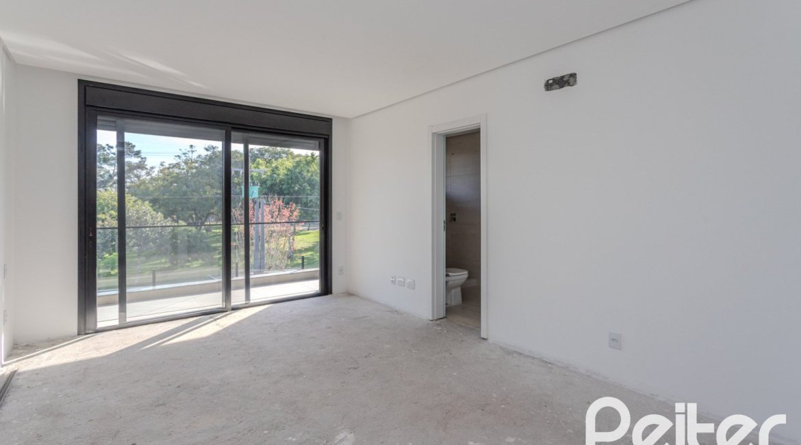 Casa à venda com 321m², 3 dormitórios, 3 suítes, 2 vagas, no bairro Vila Assunção em Porto Alegre