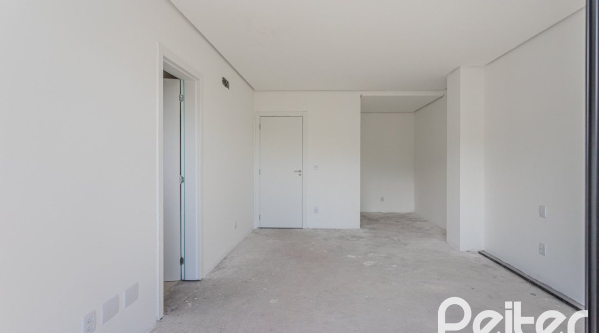 Casa à venda com 321m², 3 dormitórios, 3 suítes, 2 vagas, no bairro Vila Assunção em Porto Alegre