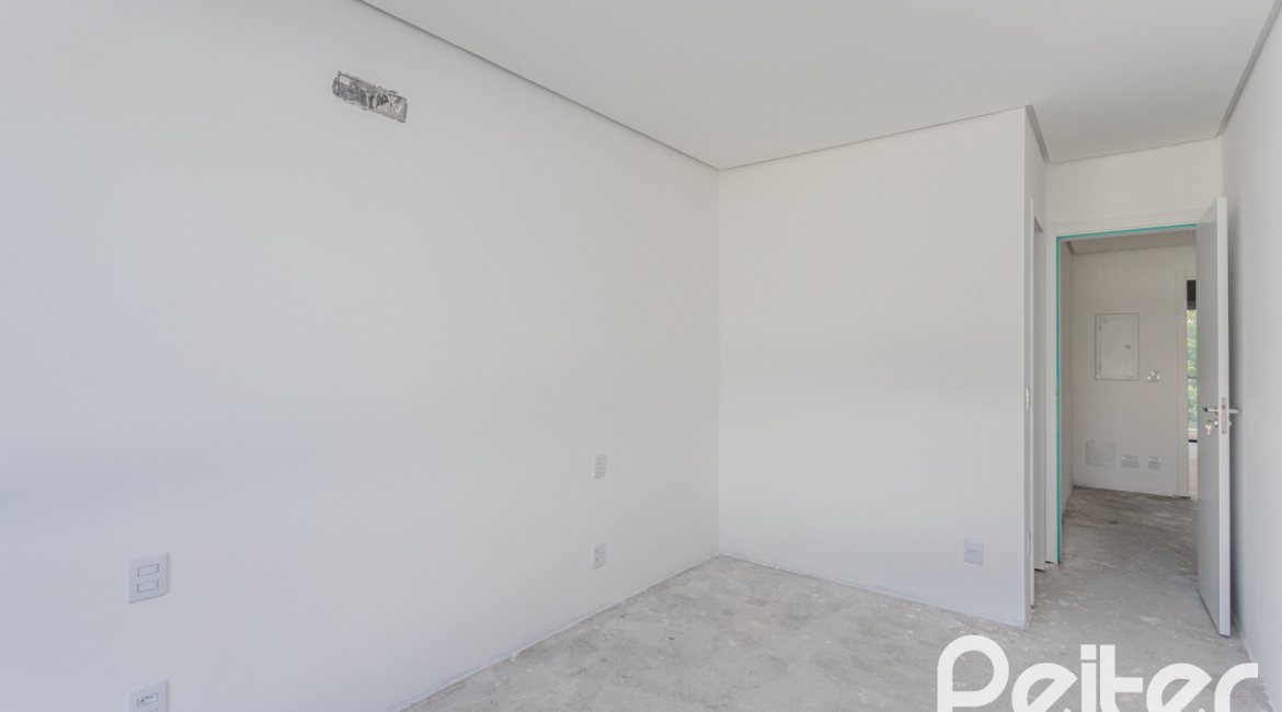 Casa à venda com 321m², 3 dormitórios, 3 suítes, 2 vagas, no bairro Vila Assunção em Porto Alegre