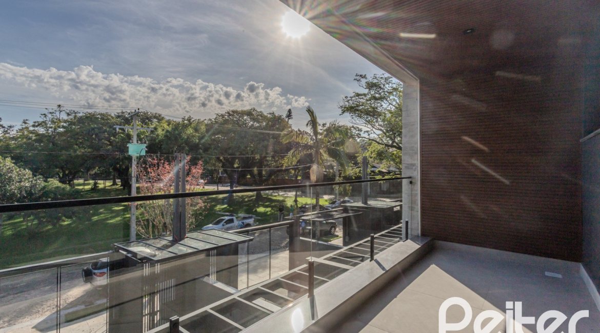 Casa à venda com 321m², 3 dormitórios, 3 suítes, 2 vagas, no bairro Vila Assunção em Porto Alegre