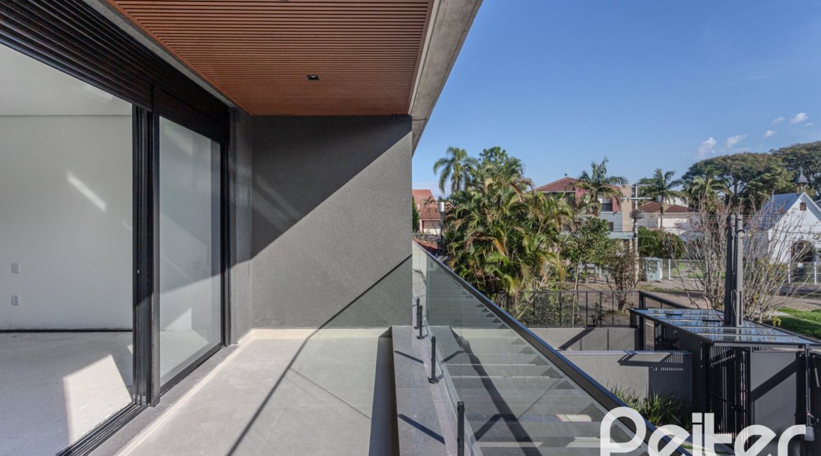Casa à venda com 321m², 3 dormitórios, 3 suítes, 2 vagas, no bairro Vila Assunção em Porto Alegre
