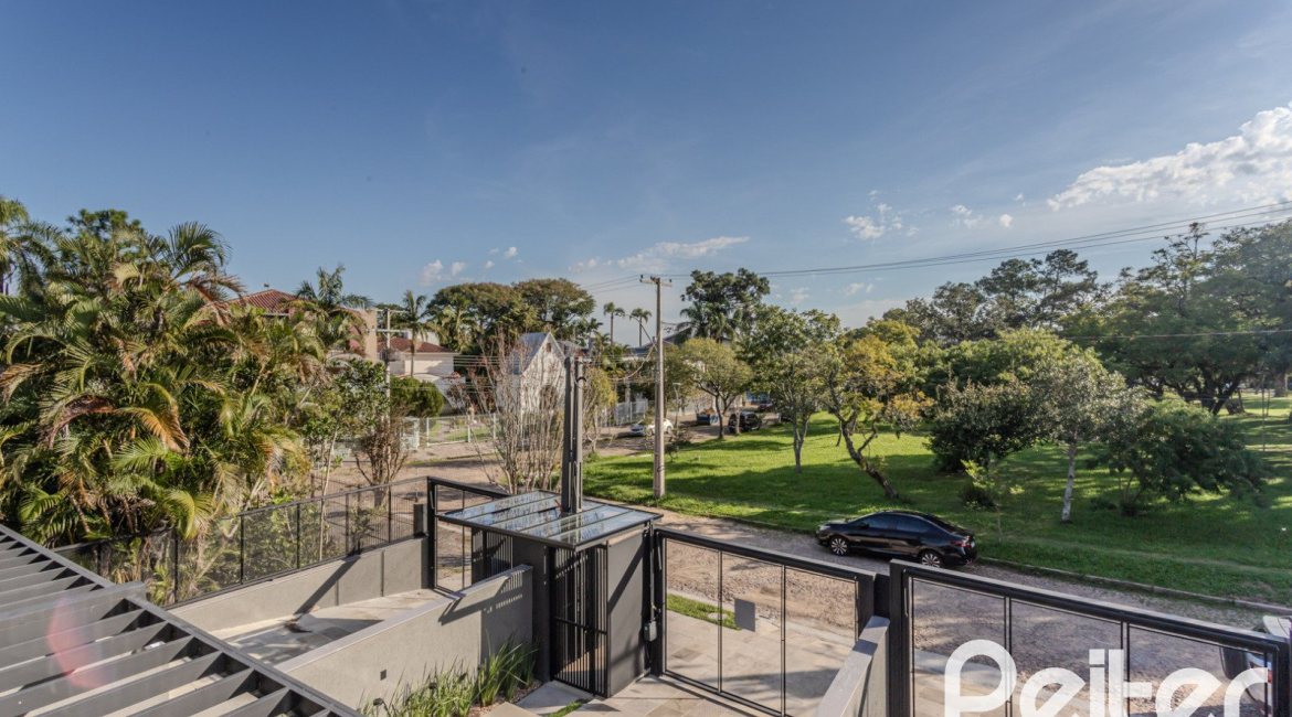 Casa à venda com 321m², 3 dormitórios, 3 suítes, 2 vagas, no bairro Vila Assunção em Porto Alegre