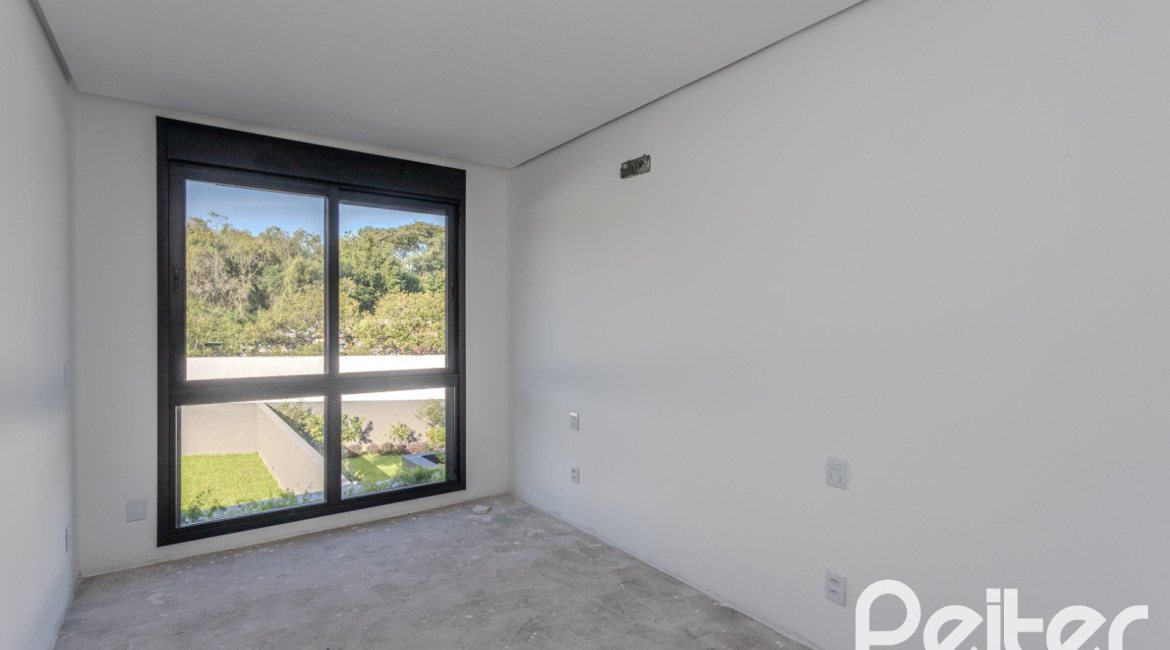 Casa à venda com 321m², 3 dormitórios, 3 suítes, 2 vagas, no bairro Vila Assunção em Porto Alegre