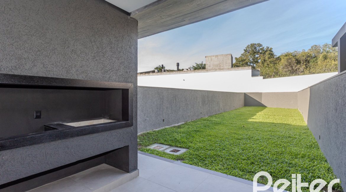 Casa à venda com 321m², 3 dormitórios, 3 suítes, 2 vagas, no bairro Vila Assunção em Porto Alegre
