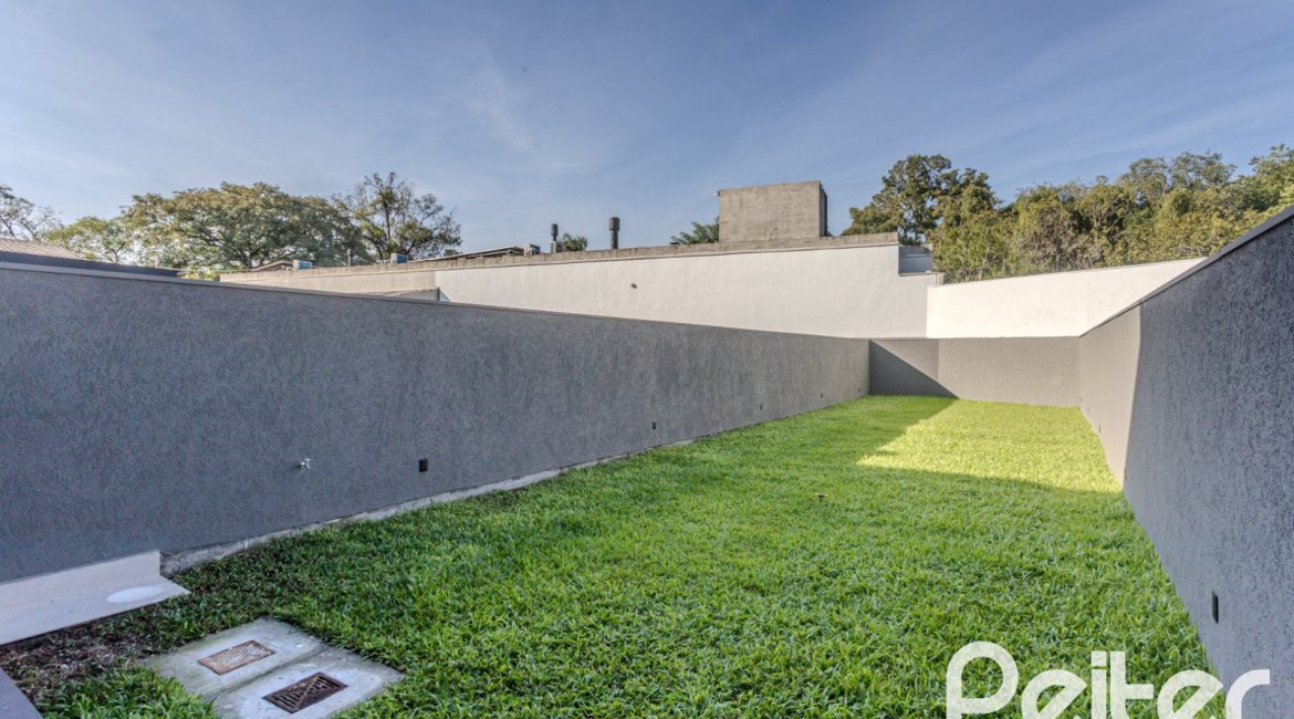 Casa à venda com 321m², 3 dormitórios, 3 suítes, 2 vagas, no bairro Vila Assunção em Porto Alegre
