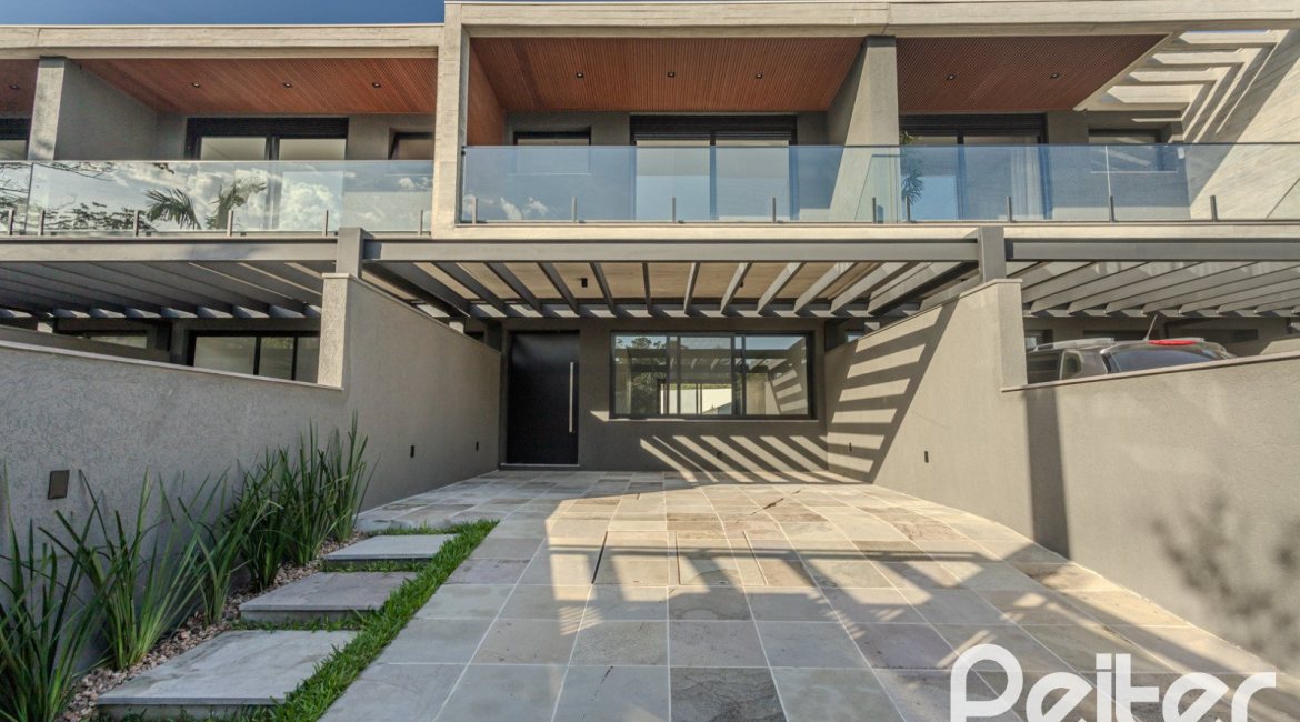 Casa à venda com 321m², 3 dormitórios, 3 suítes, 2 vagas, no bairro Vila Assunção em Porto Alegre
