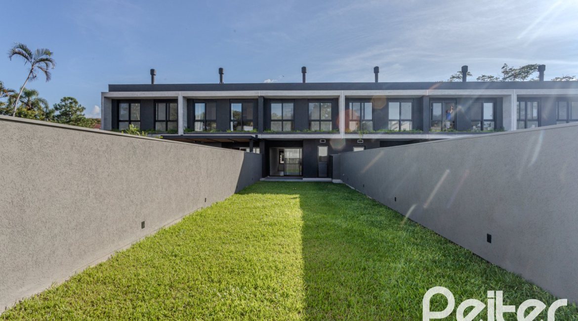 Casa à venda com 321m², 3 dormitórios, 3 suítes, 2 vagas, no bairro Vila Assunção em Porto Alegre