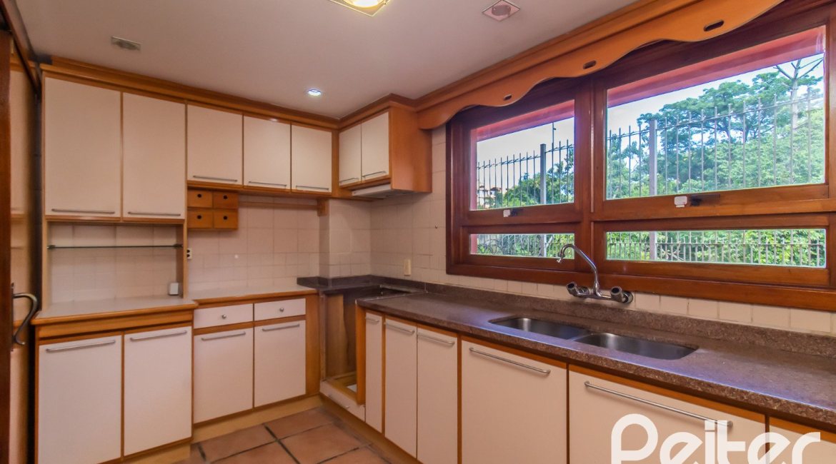 Casa em Condomínio à venda com 286m², 3 dormitórios, 1 suíte, 4 vagas, no bairro Santa Tereza em Porto Alegre