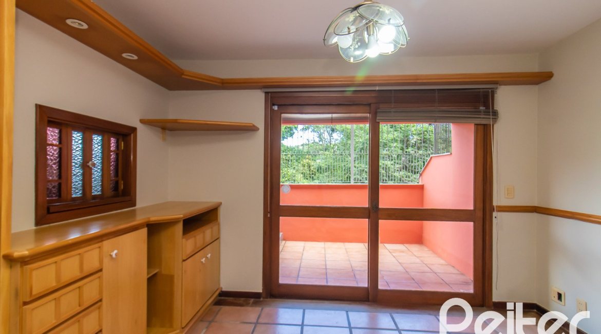 Casa em Condomínio à venda com 286m², 3 dormitórios, 1 suíte, 4 vagas, no bairro Santa Tereza em Porto Alegre