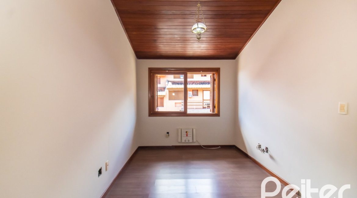 Casa em Condomínio à venda com 286m², 3 dormitórios, 1 suíte, 4 vagas, no bairro Santa Tereza em Porto Alegre