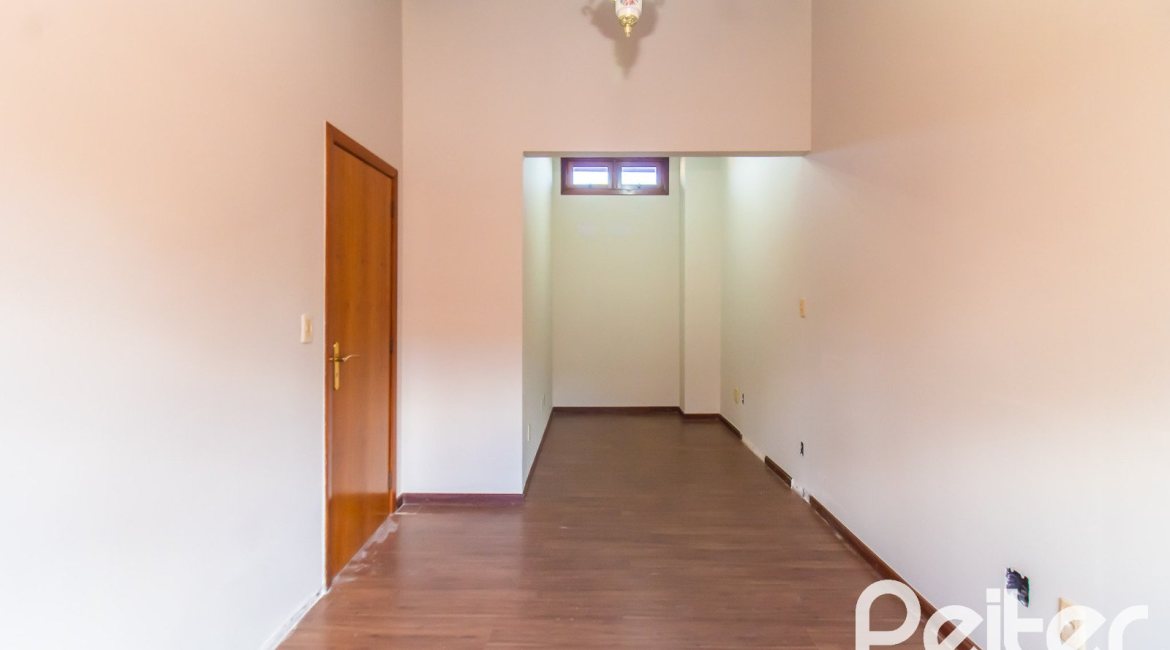 Casa em Condomínio à venda com 286m², 3 dormitórios, 1 suíte, 4 vagas, no bairro Santa Tereza em Porto Alegre