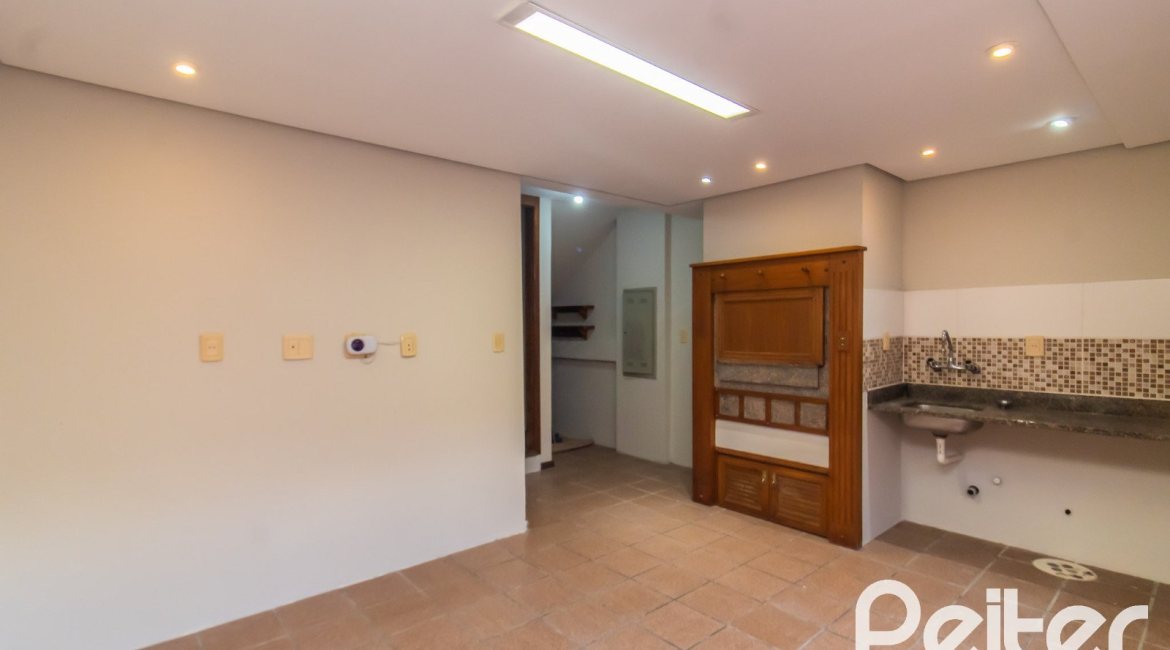 Casa em Condomínio à venda com 286m², 3 dormitórios, 1 suíte, 4 vagas, no bairro Santa Tereza em Porto Alegre