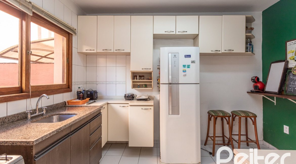 Casa em Condomínio à venda com 147m², 3 dormitórios, 1 suíte, 2 vagas, no bairro Cavalhada em Porto Alegre