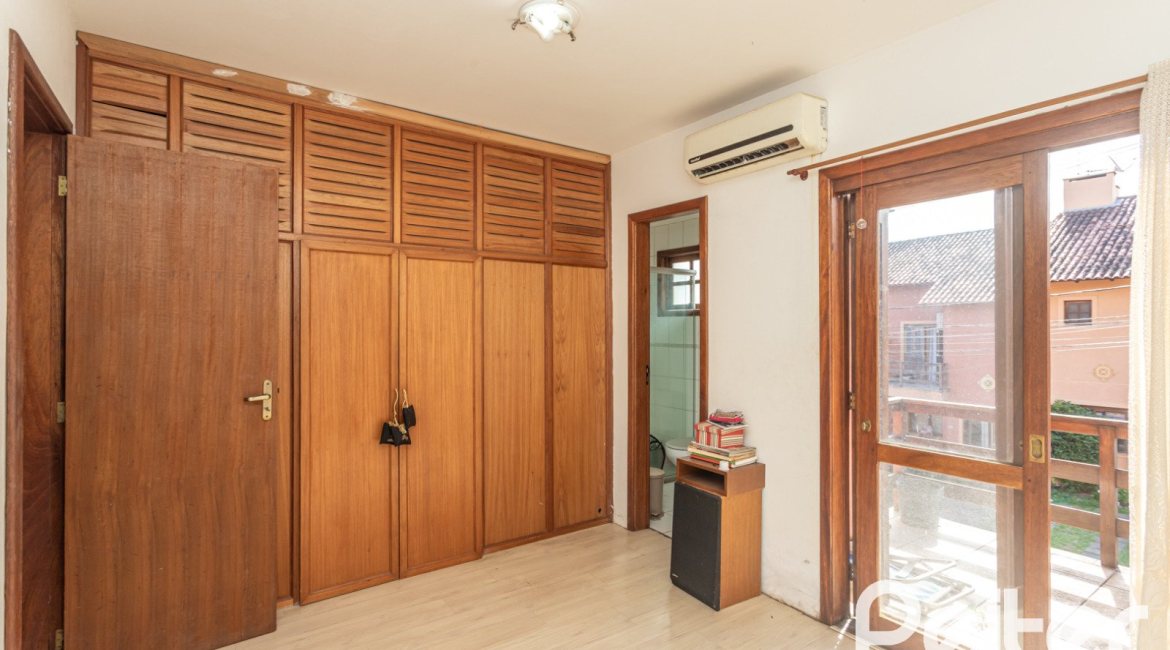 Casa em Condomínio à venda com 147m², 3 dormitórios, 1 suíte, 2 vagas, no bairro Cavalhada em Porto Alegre