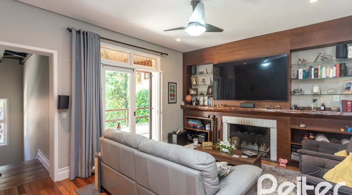 Casa à venda com 395m², 4 dormitórios, 1 suíte, 4 vagas, no bairro Vila Conceição em Porto Alegre