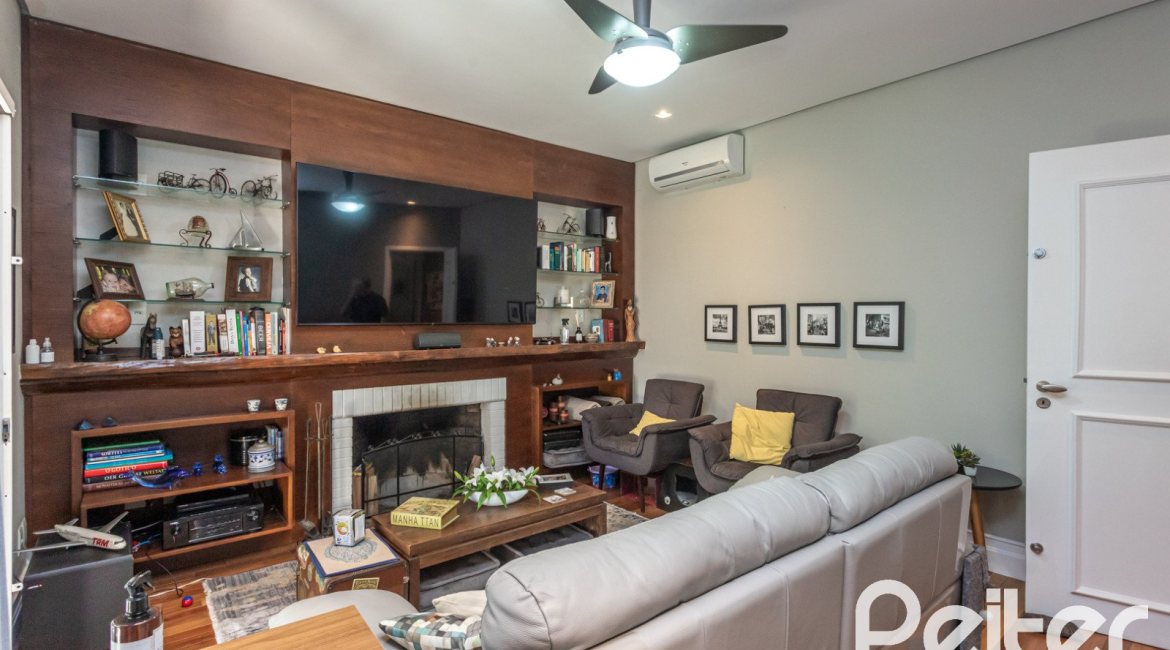 Casa à venda com 395m², 4 dormitórios, 1 suíte, 4 vagas, no bairro Vila Conceição em Porto Alegre