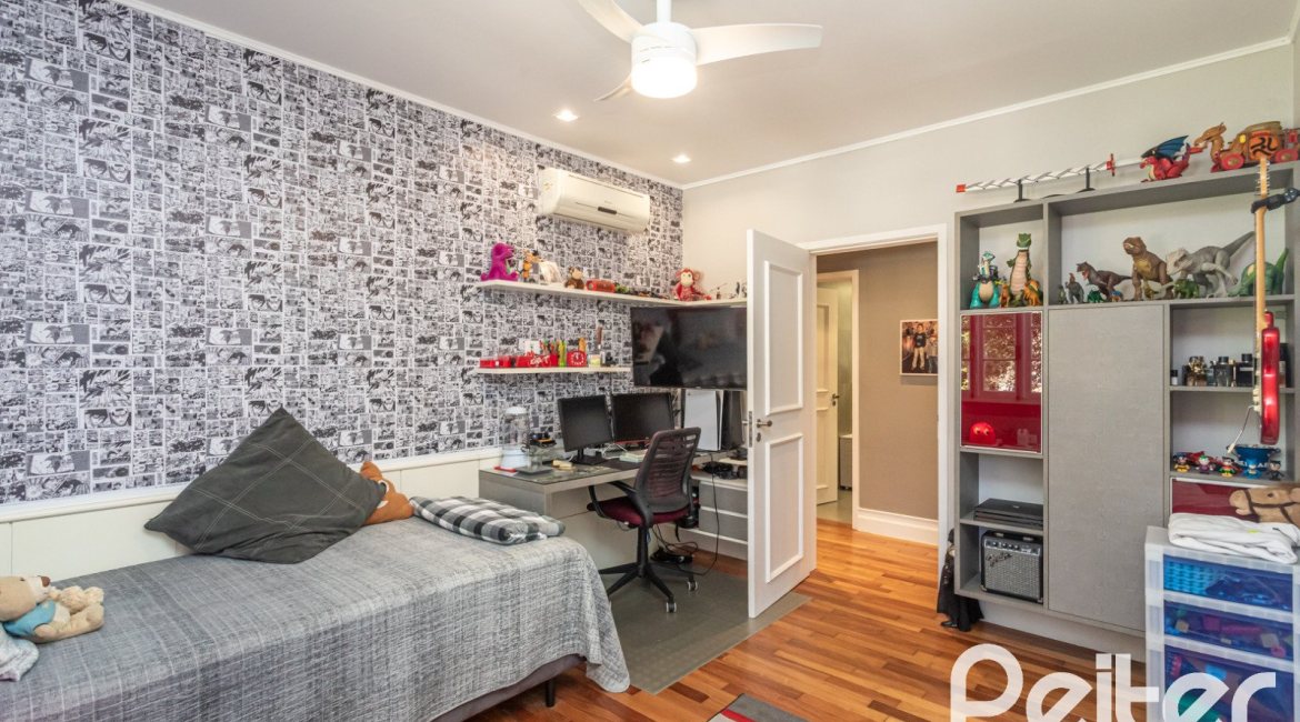 Casa à venda com 395m², 4 dormitórios, 1 suíte, 4 vagas, no bairro Vila Conceição em Porto Alegre