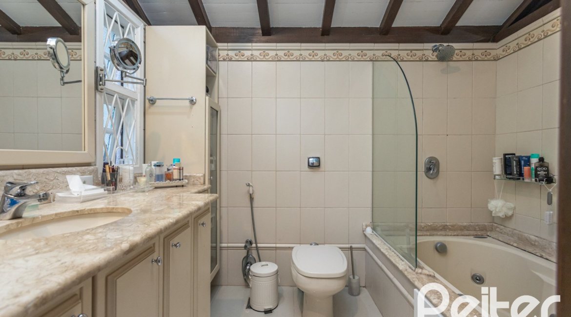 Casa à venda com 395m², 4 dormitórios, 1 suíte, 4 vagas, no bairro Vila Conceição em Porto Alegre