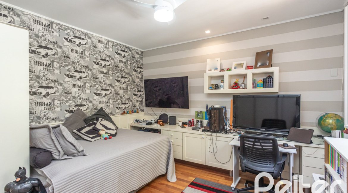 Casa à venda com 395m², 4 dormitórios, 1 suíte, 4 vagas, no bairro Vila Conceição em Porto Alegre